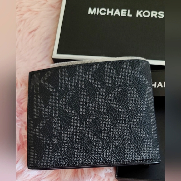 AUTHENTIC MICHAEL KORS BILLFOLD WALLET - Picture 2 of 6